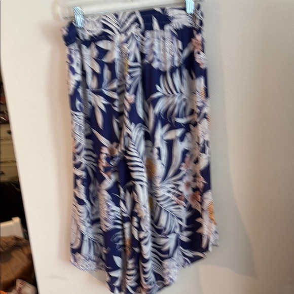 Blue and White Tropical Print Capris with Flowing Silhouette - Picture 3 of 5